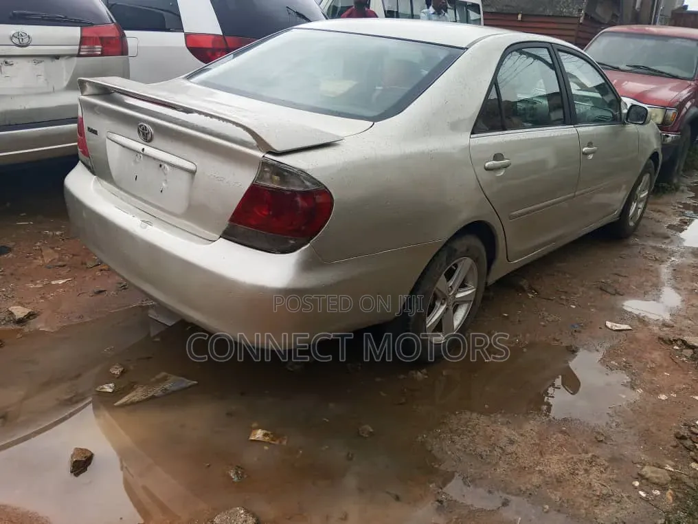 Toyota Camry 2005 Gold