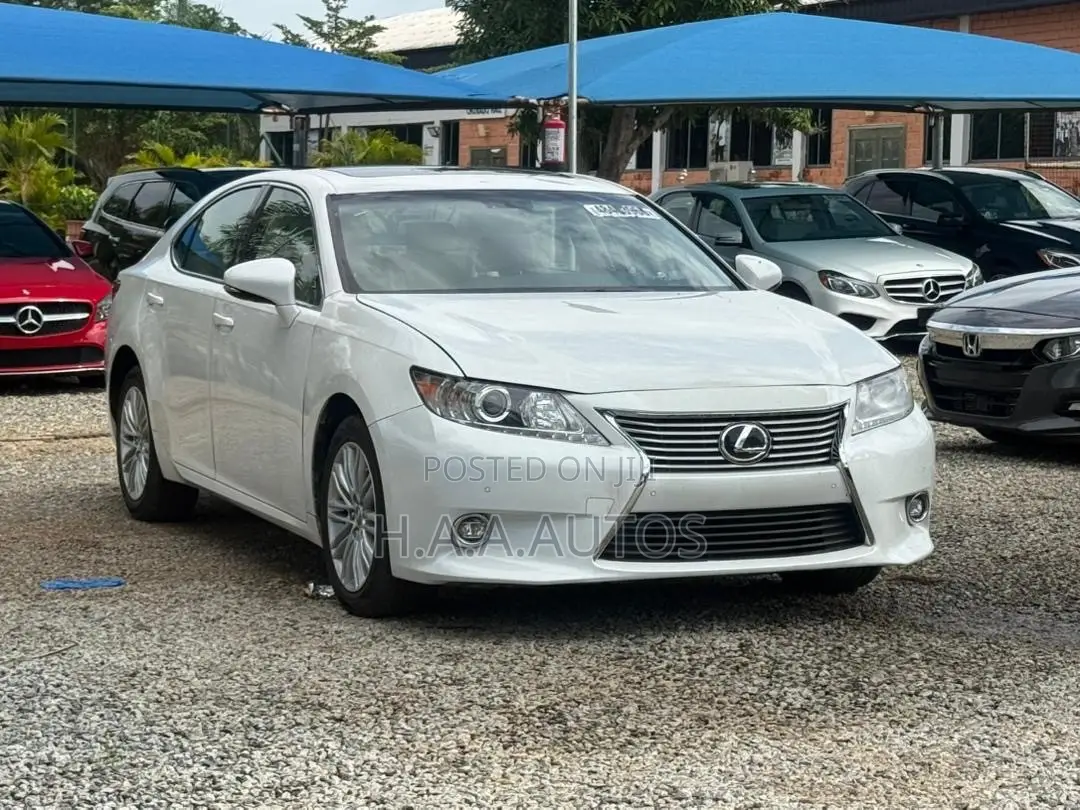 Lexus IS 350 AWD 2015 White
