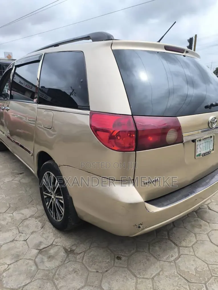 Toyota Sienna 2005 Gold