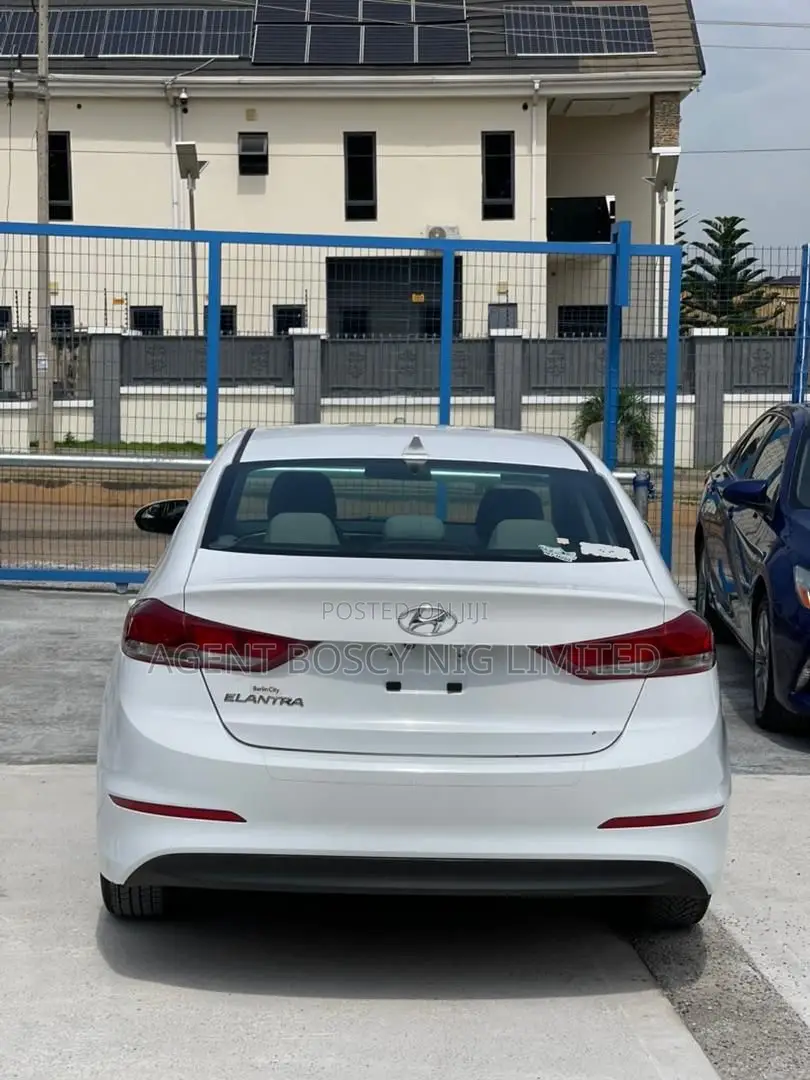 Hyundai Elantra SE Sedan FWD (1.8L 4cyl 6A) 2016 White
