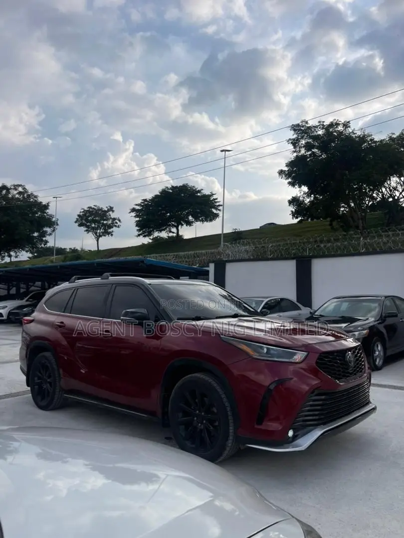Toyota Highlander XSE 2021 Red