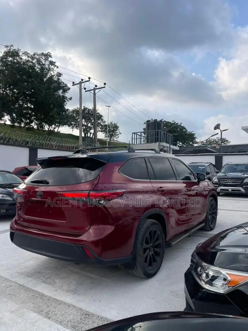 Toyota Highlander XSE 2021 Red