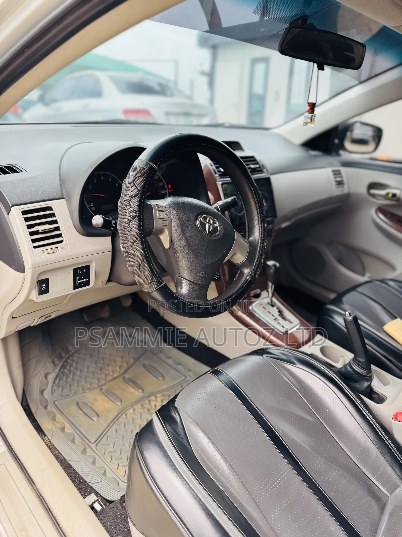 Toyota Corolla LE Special Edition 4dr Sedan (1.8L 4cyl 4A) 2013 Silver