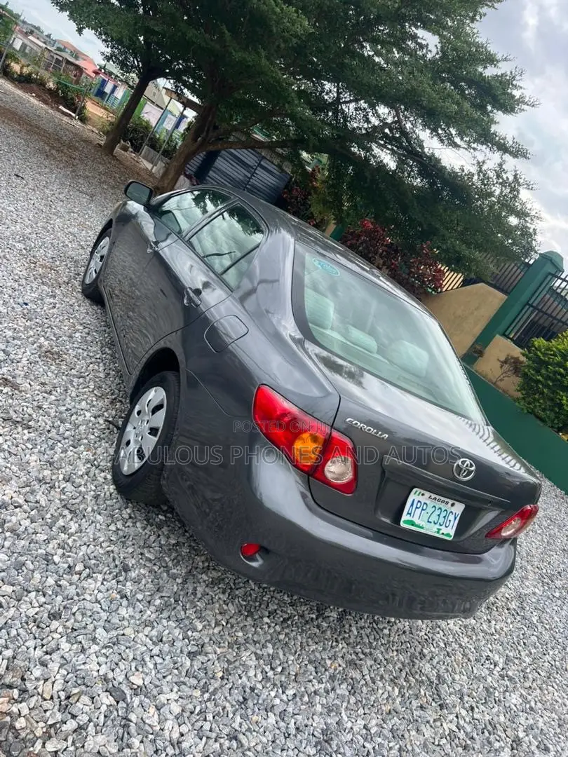 Toyota Corolla LE 4dr Sedan (1.8L 4cyl 4A) 2010 Gray