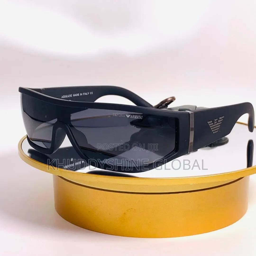 Black Marc Jacobs Square-Frame Sunglasses Featuring Distinct Gold-Tone