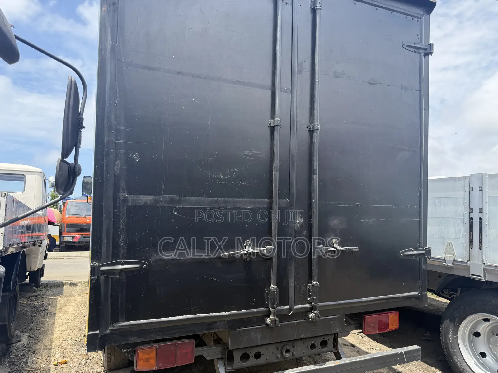 Foreign Used Mercedes Benz 814 Truck With Container Bucket.