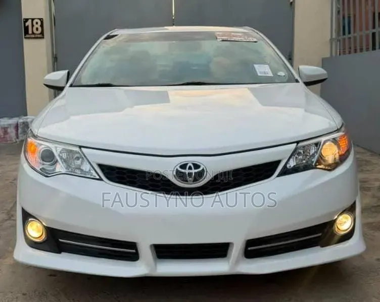 Toyota Camry SE 4dr Sedan (2.5L 4cyl 6A) 2013 White