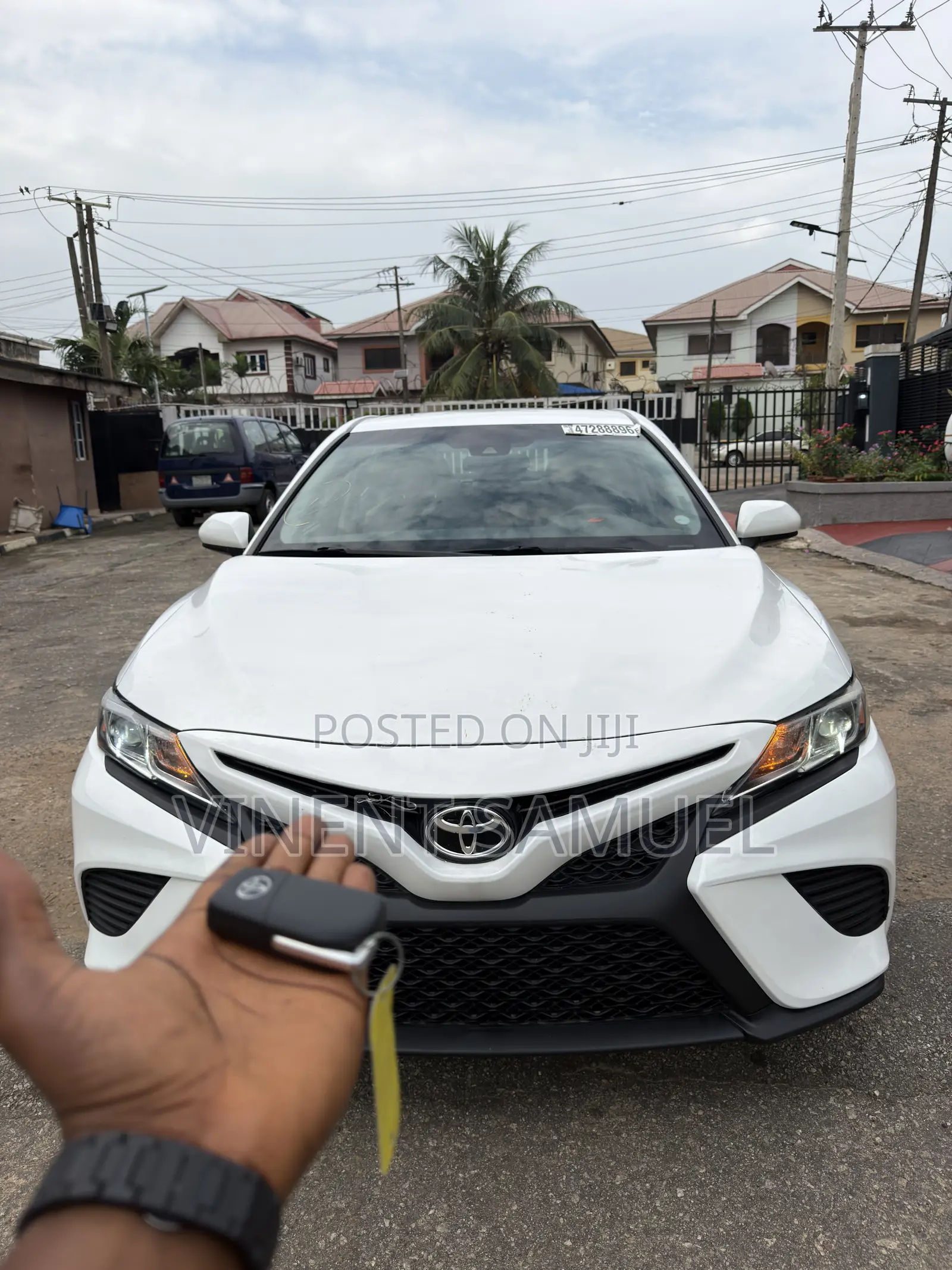 Toyota Camry SE FWD (2.5L 4cyl 8AM) 2018 White