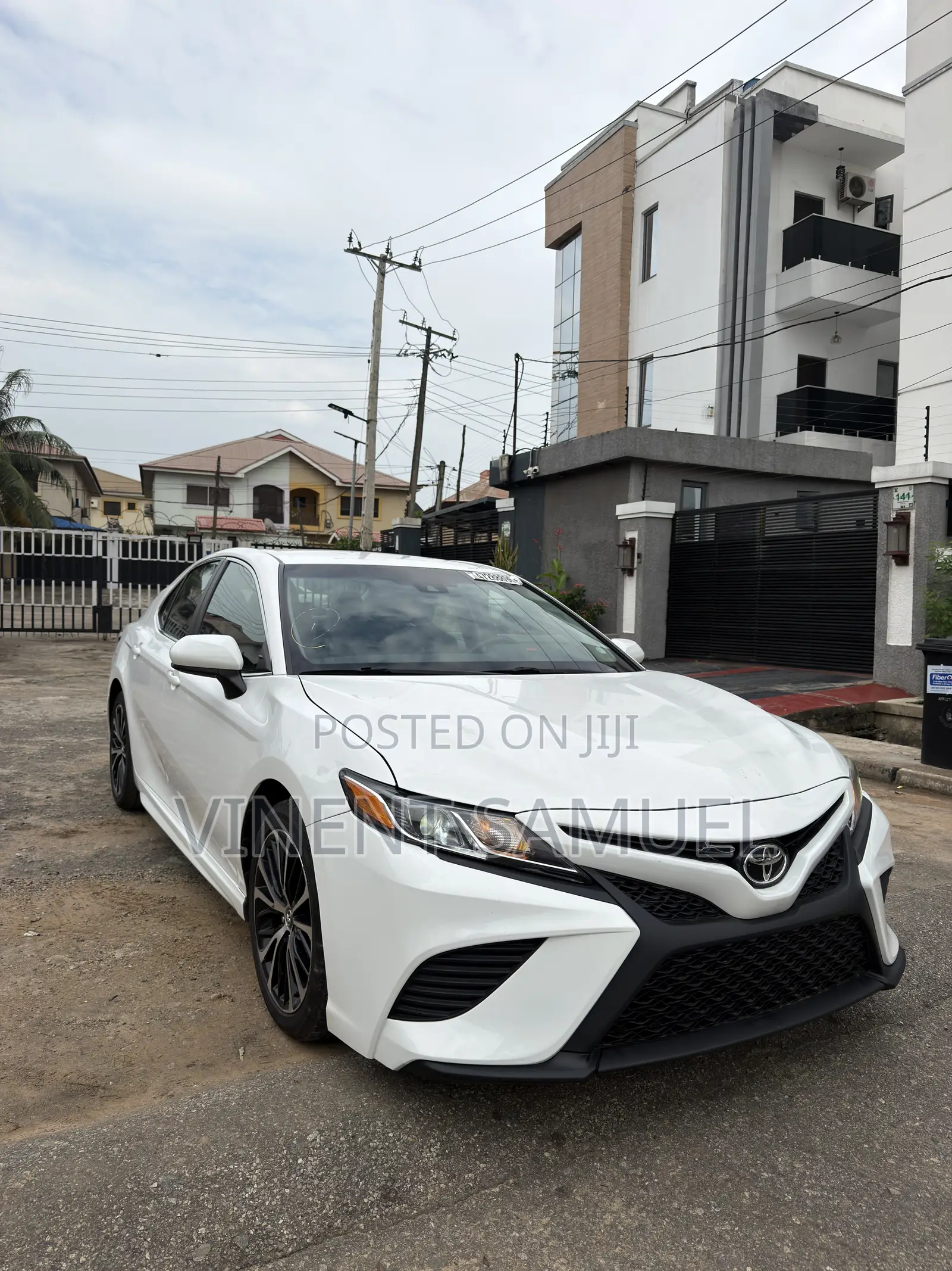 Toyota Camry SE FWD (2.5L 4cyl 8AM) 2018 White