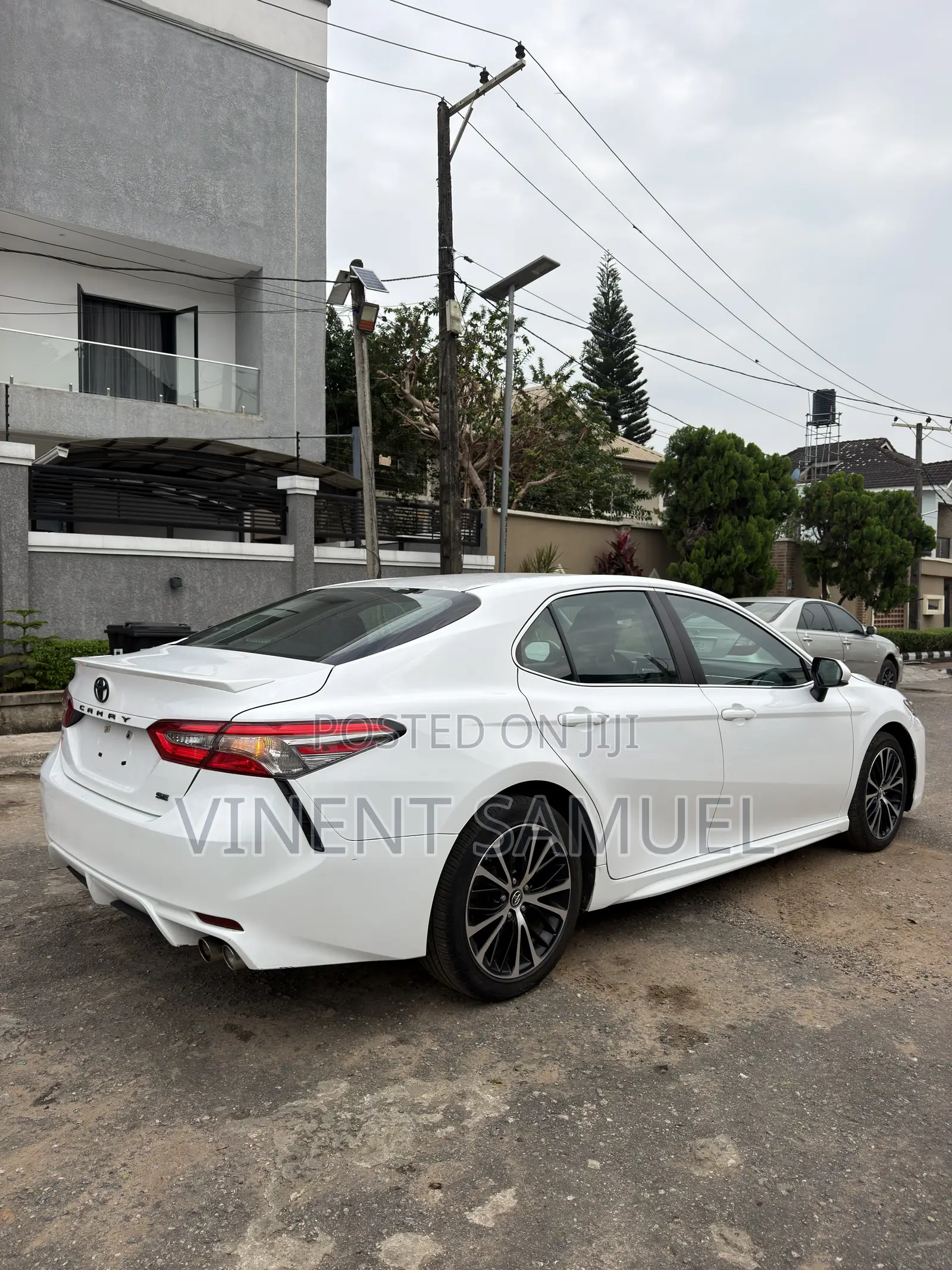 Toyota Camry SE FWD (2.5L 4cyl 8AM) 2018 White