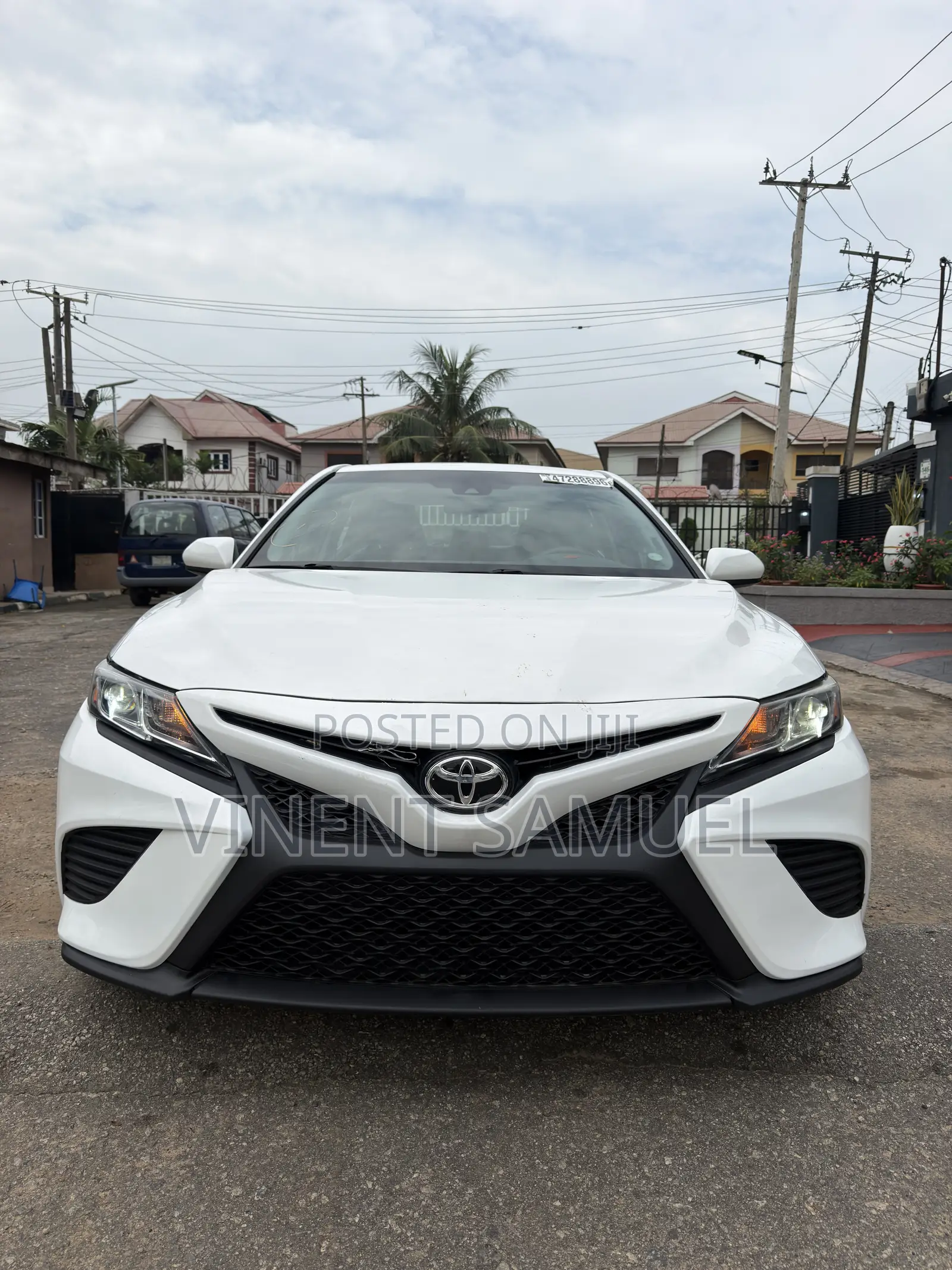 Toyota Camry SE FWD (2.5L 4cyl 8AM) 2018 White