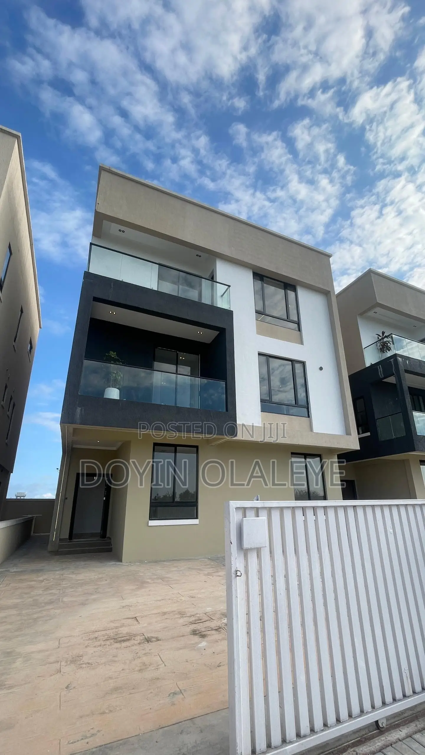 5bdrm Duplex in Osapa london for sale