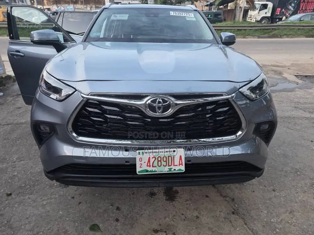 Toyota Highlander XLE 2022 Blue