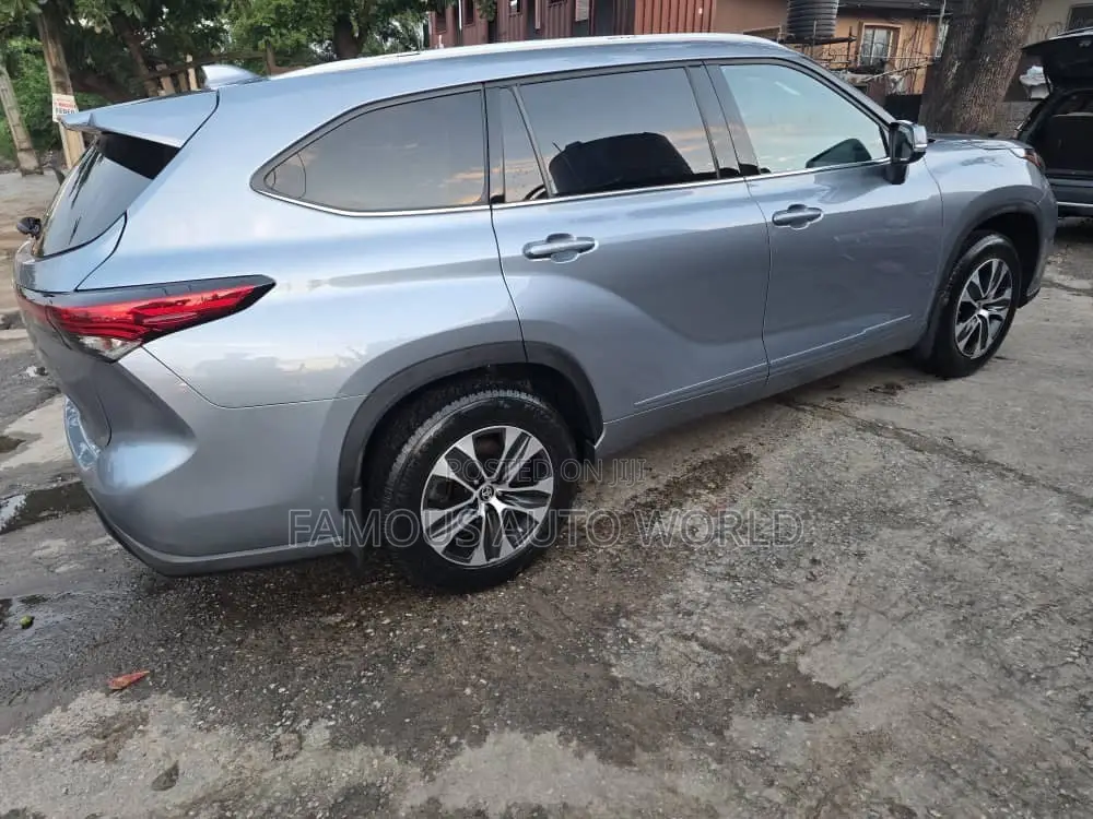 Toyota Highlander XLE 2022 Blue