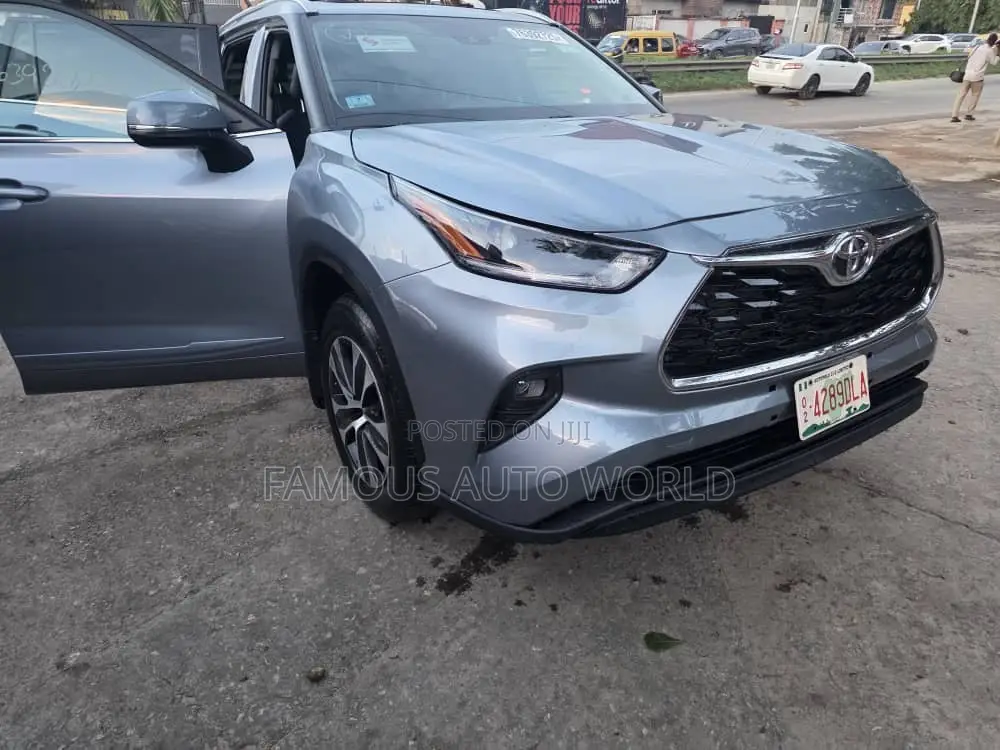 Toyota Highlander XLE 2022 Blue