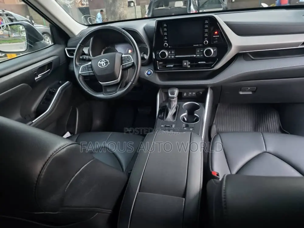 Toyota Highlander XLE 2022 Blue