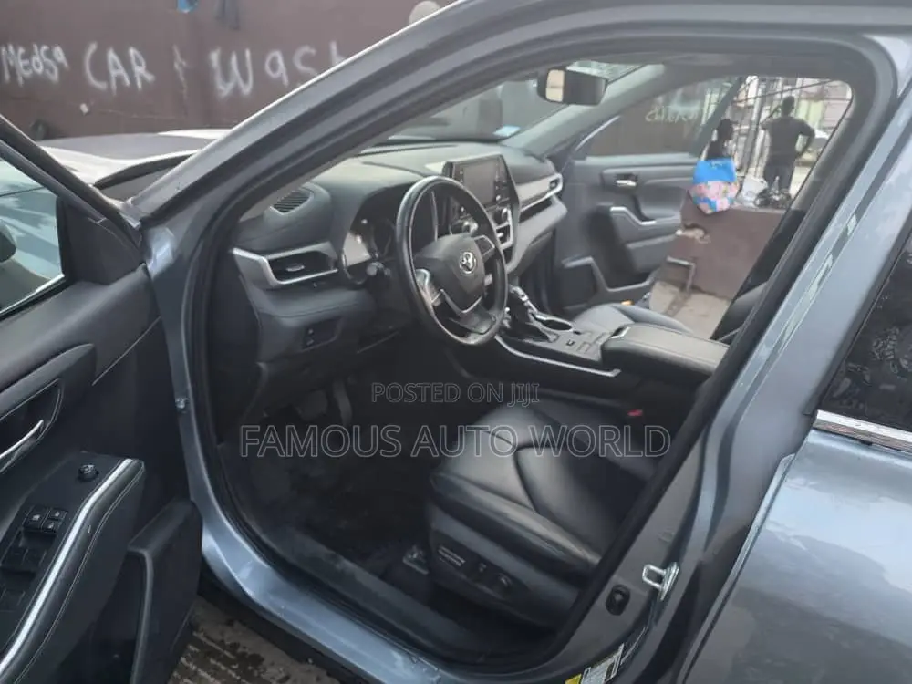 Toyota Highlander XLE 2022 Blue