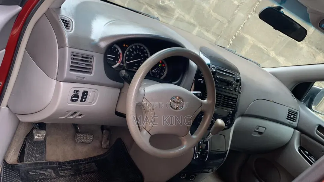 Toyota Sienna 2005 Red