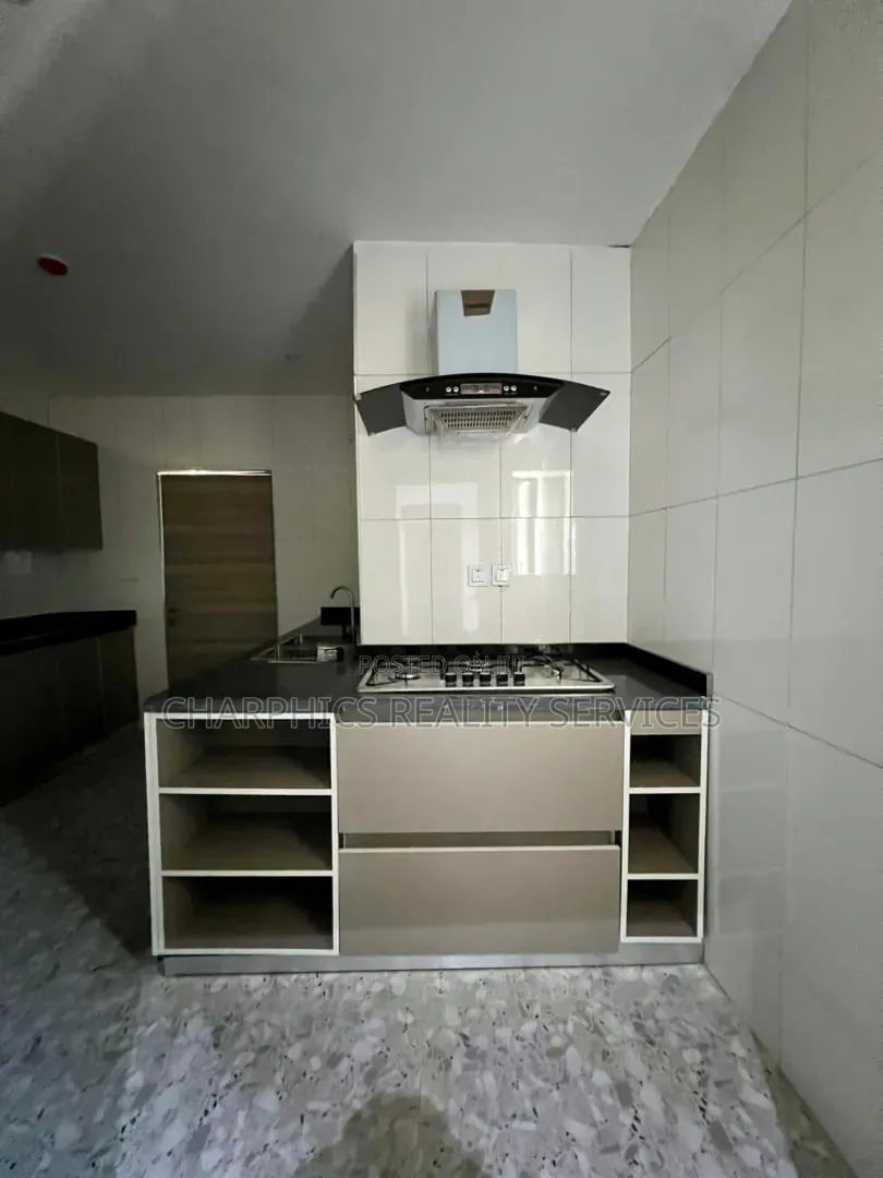 3bdrm Apartment in Lekki Phase 1 for sale