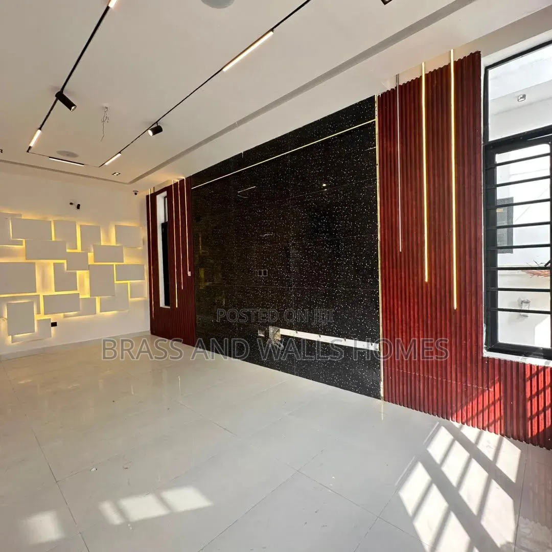 Furnished 5bdrm Duplex in Chevron for sale