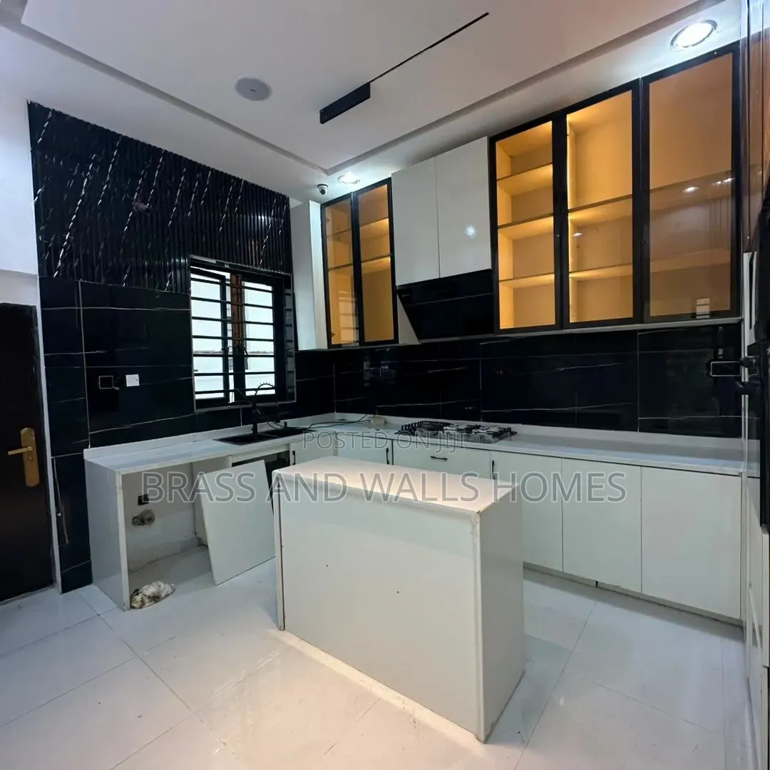 Furnished 5bdrm Duplex in Chevron for sale