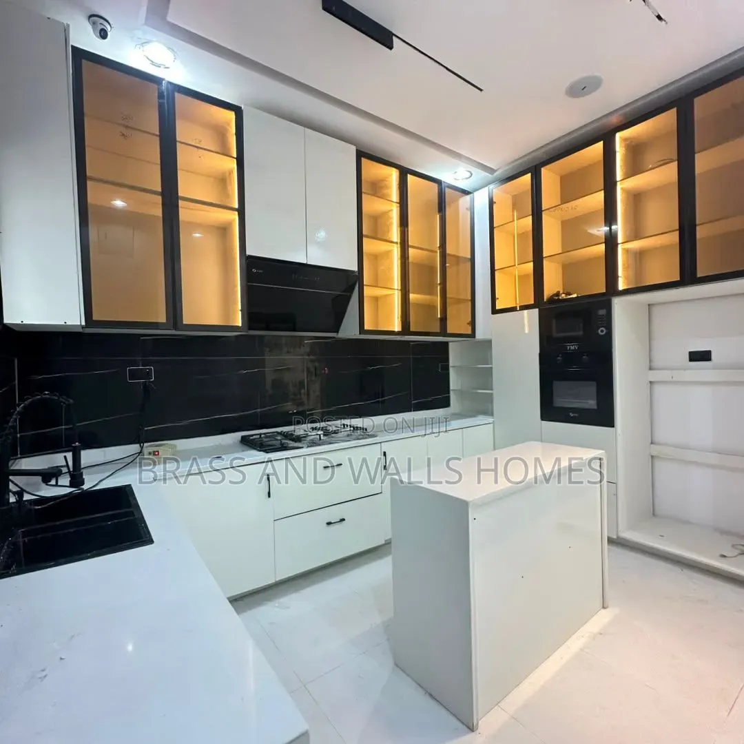 Furnished 5bdrm Duplex in Chevron for sale