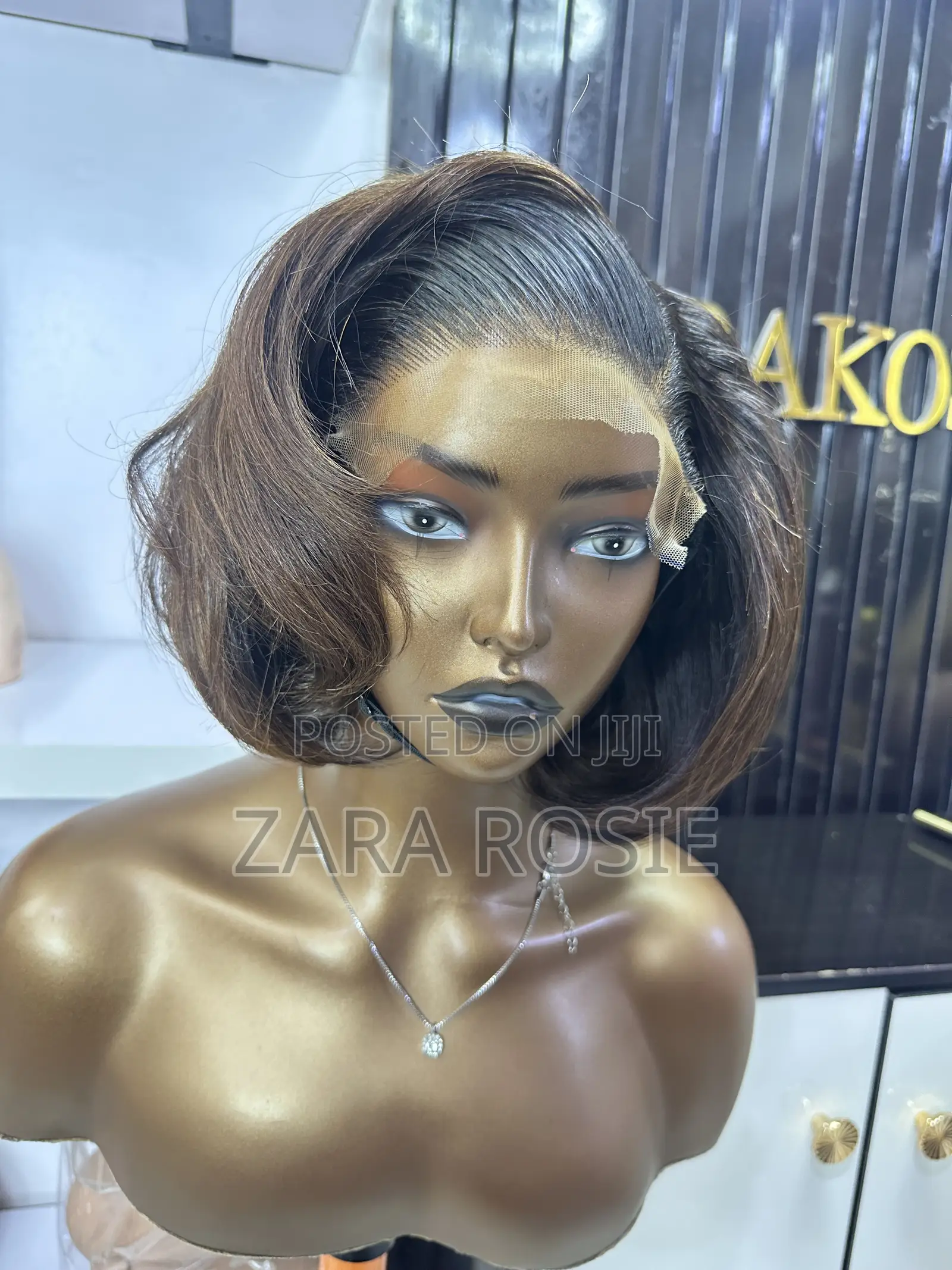 Heathy Layered Bob . In 2 Difft Color Available.