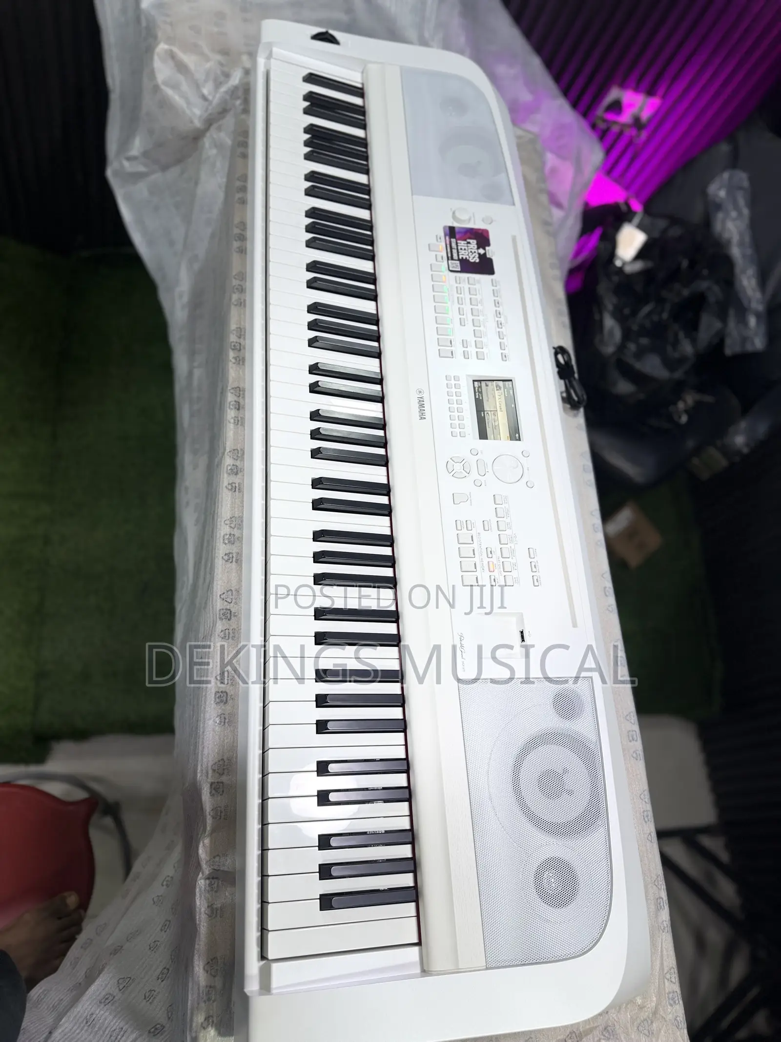 Yamaha DGX-670WH 88-Key Digital Piano and L300wh Stand