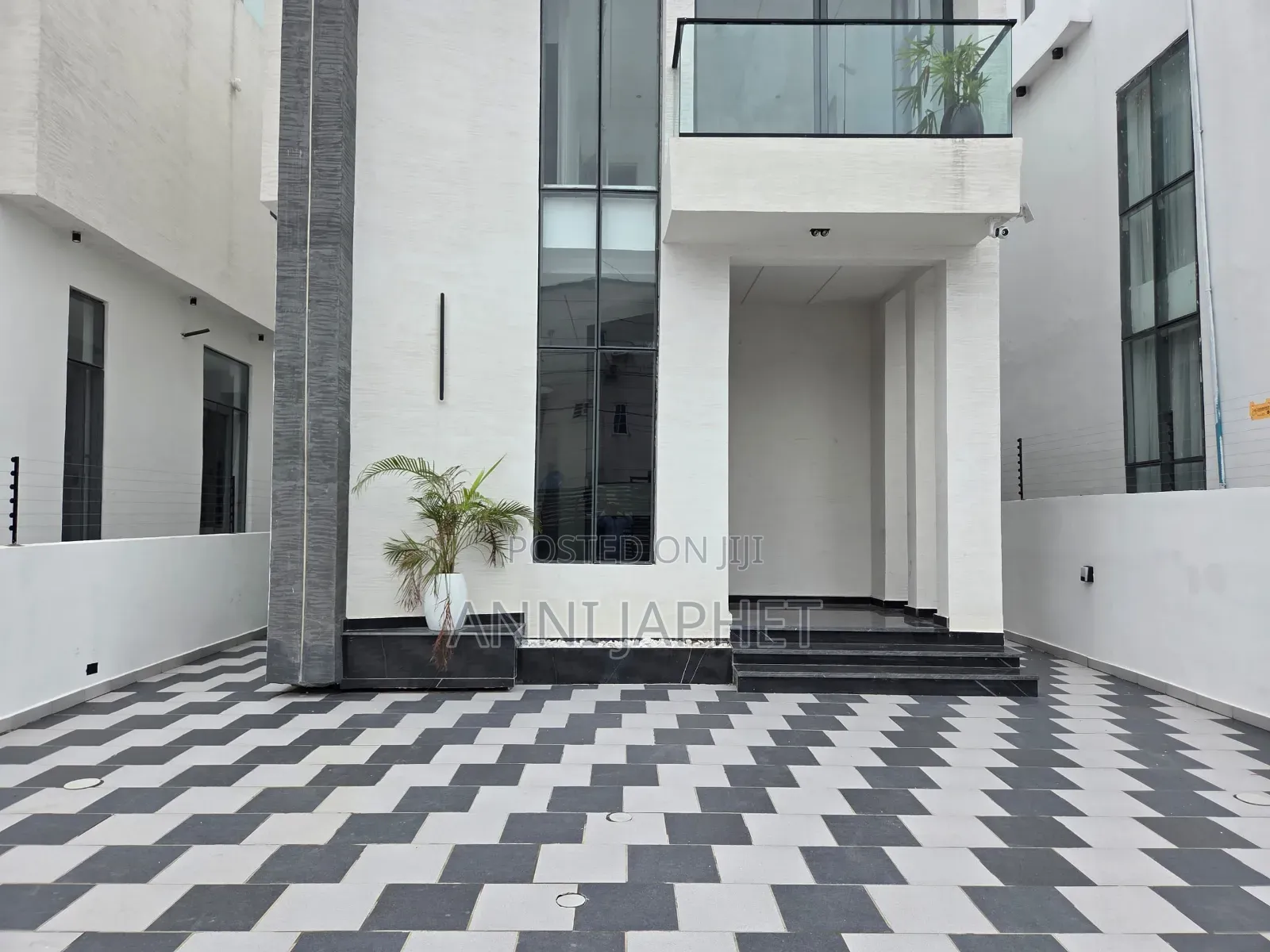 5bdrm Penthouse in Osapa, Lekki, Lagos Island / Lagos Island for sale