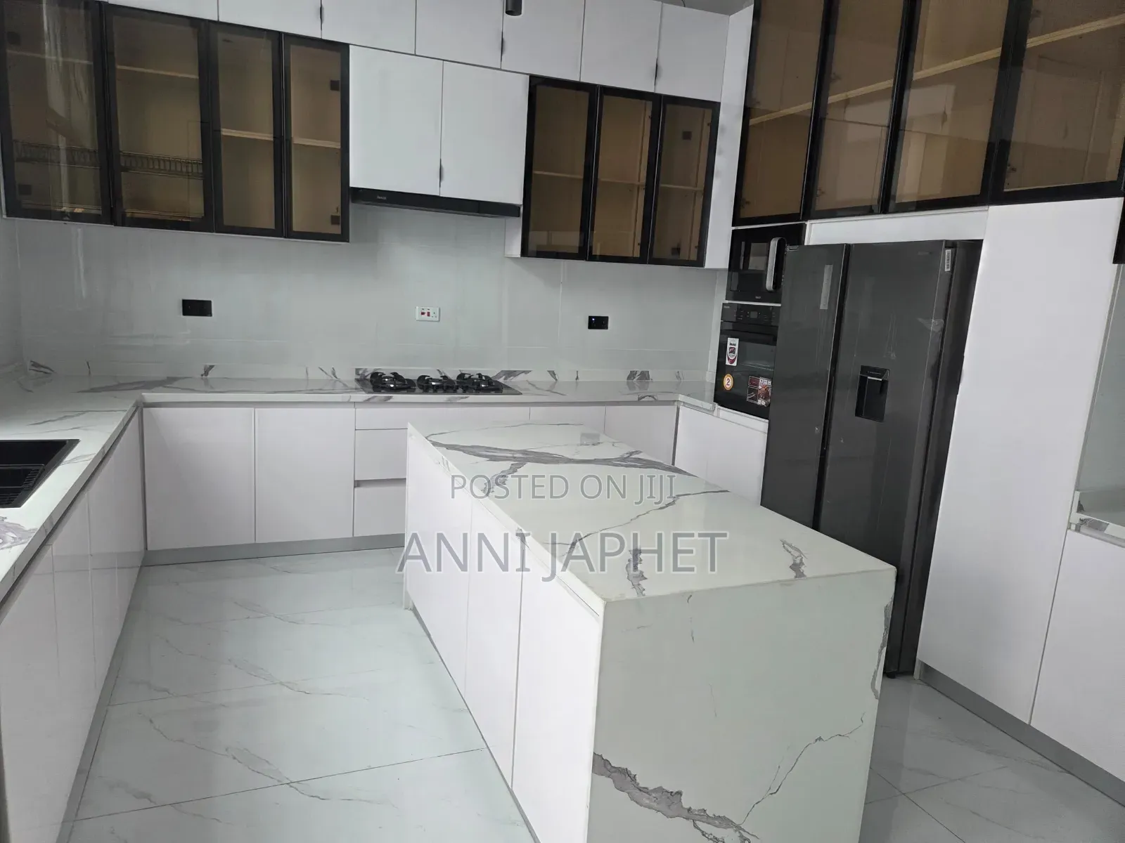 5bdrm Penthouse in Osapa, Lekki, Lagos Island / Lagos Island for sale
