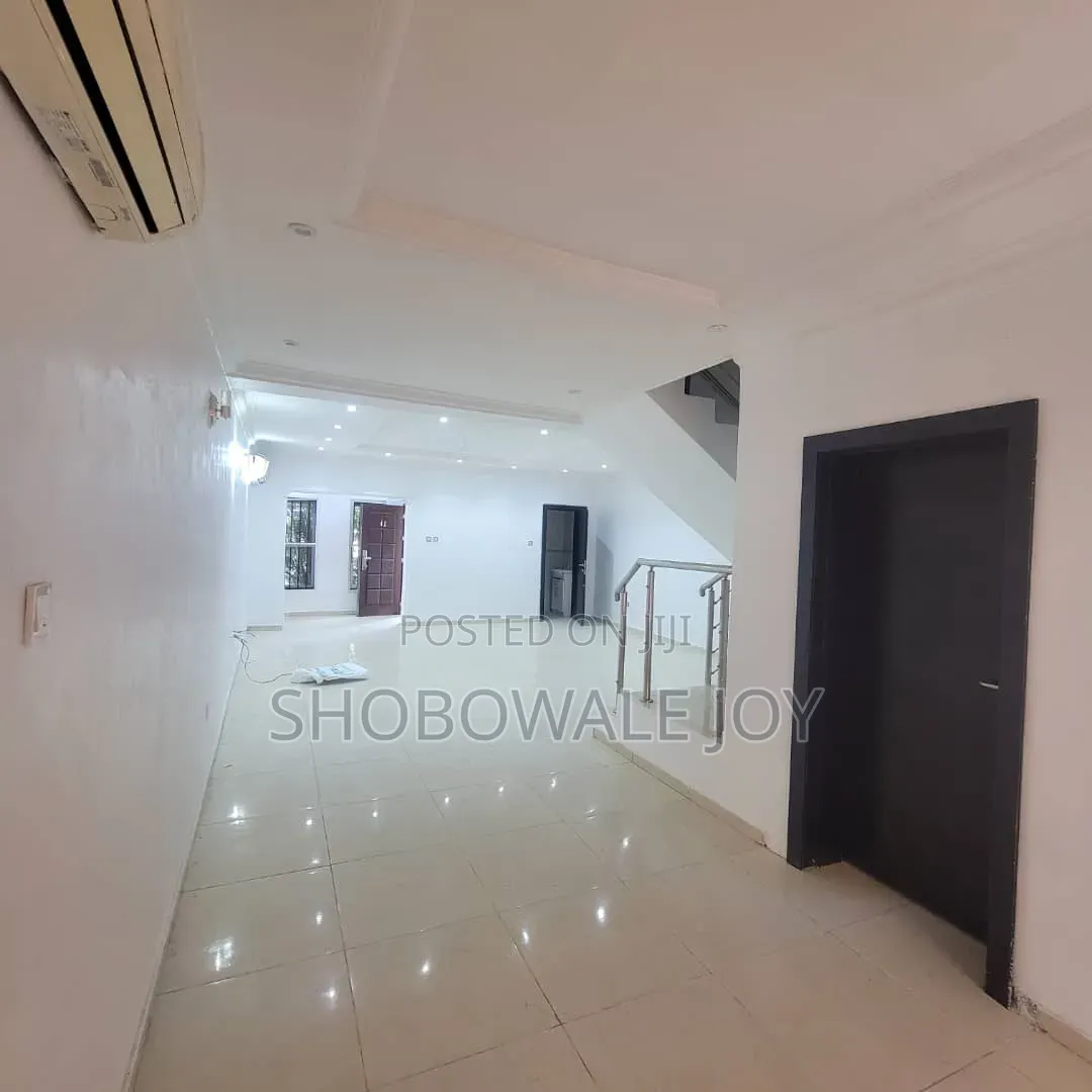 5bdrm Duplex in Off Nnpc Road,Osapa for rent