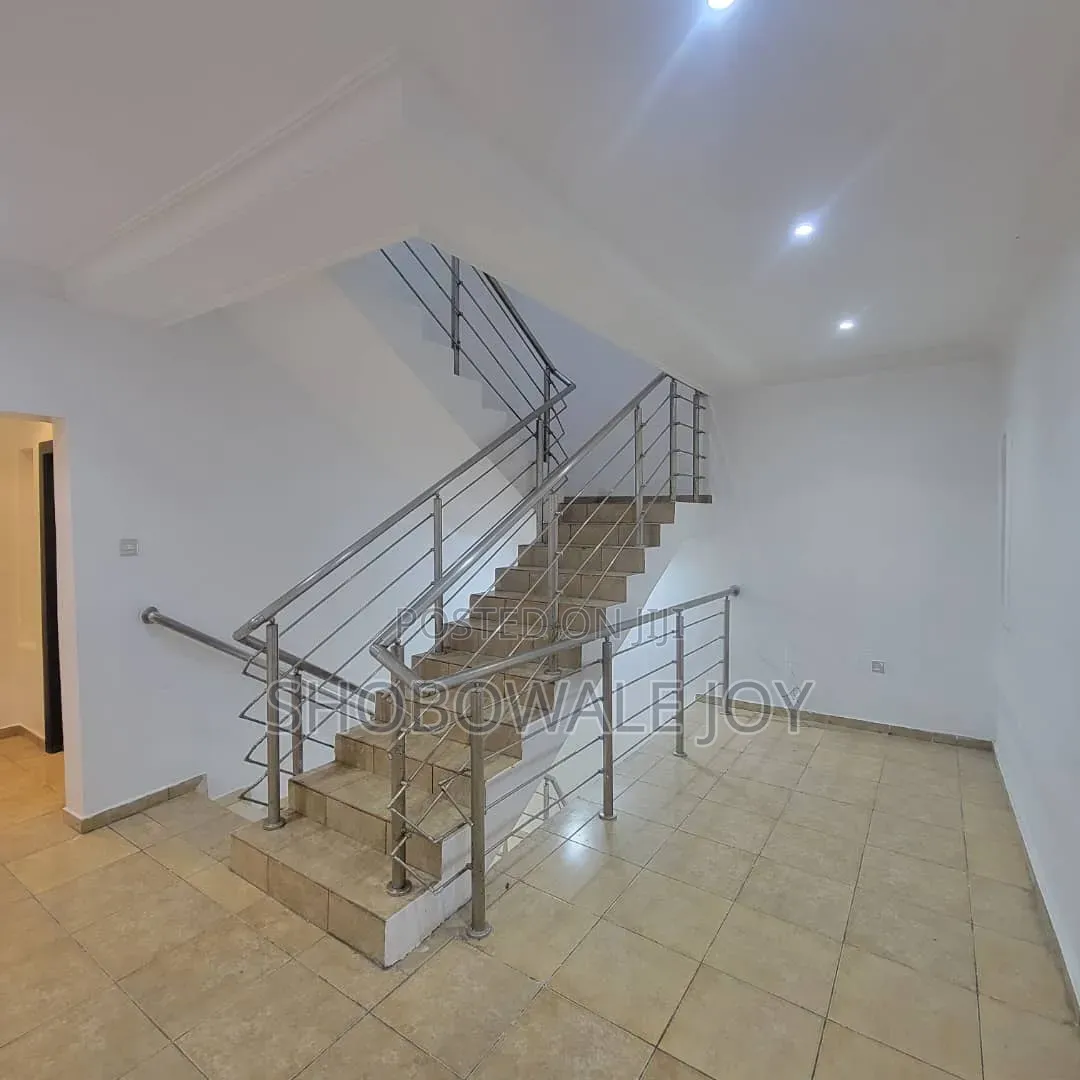 5bdrm Duplex in Off Nnpc Road,Osapa for rent