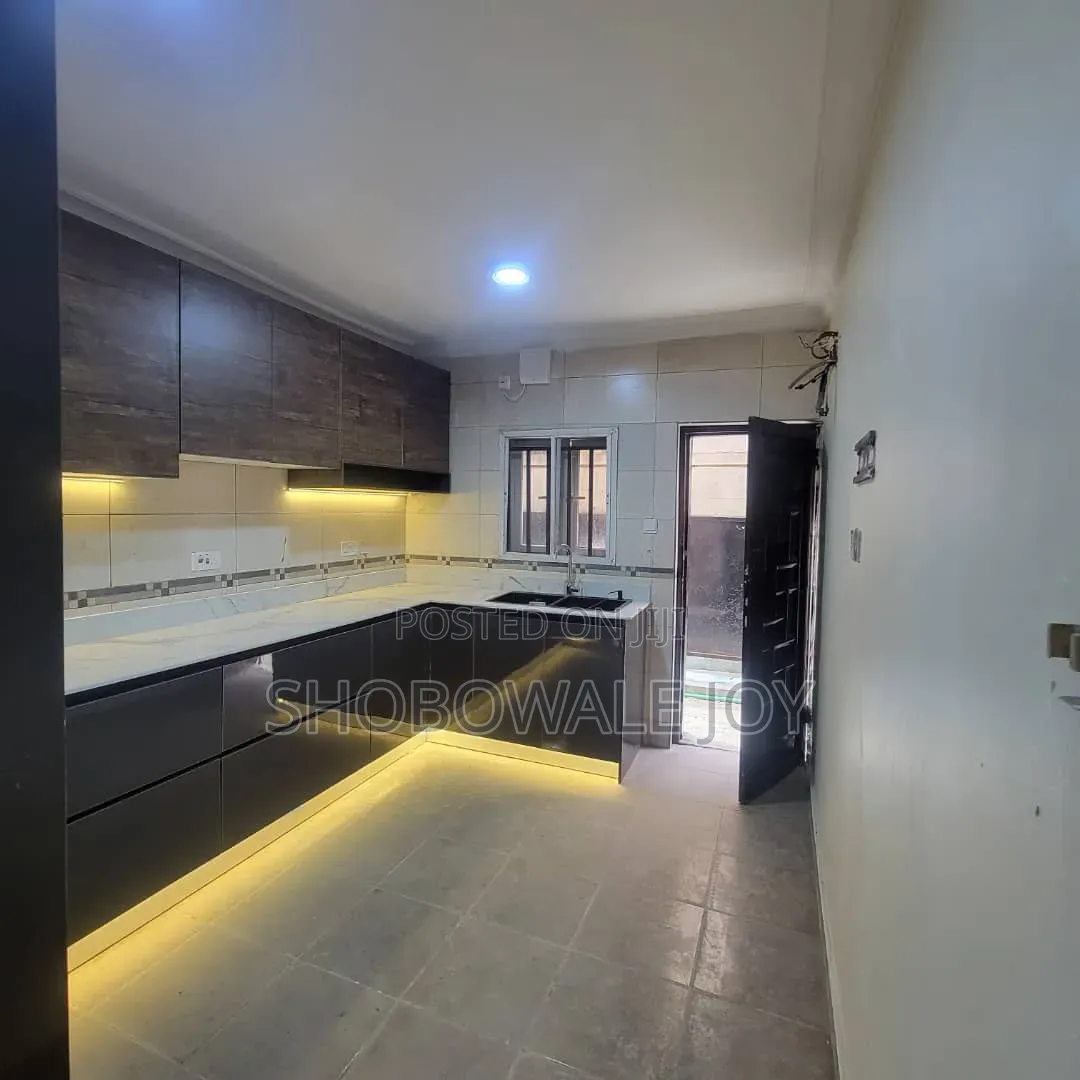 5bdrm Duplex in Off Nnpc Road,Osapa for rent