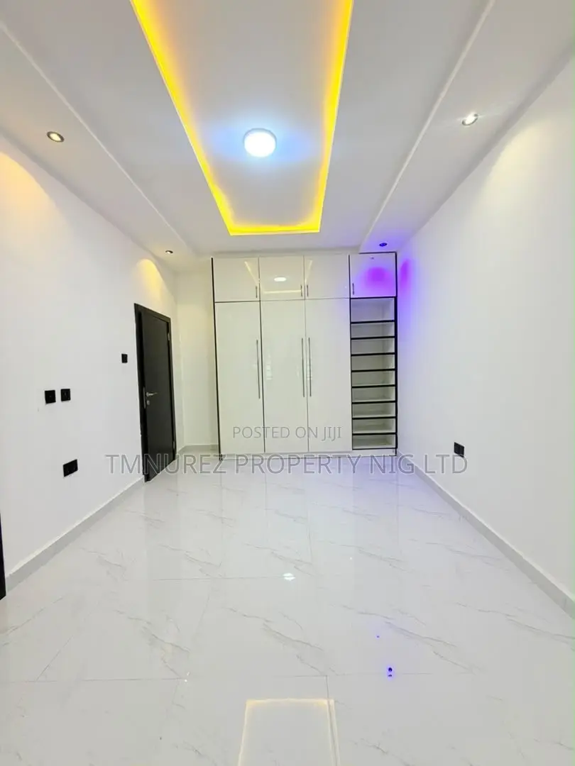 3bdrm Apartment in Gbagada for sale