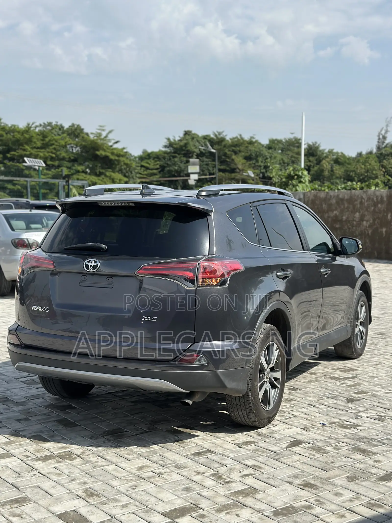 Toyota RAV4 XLE 4dr SUV AWD (2.5L 4cyl 6A) 2018 Gray