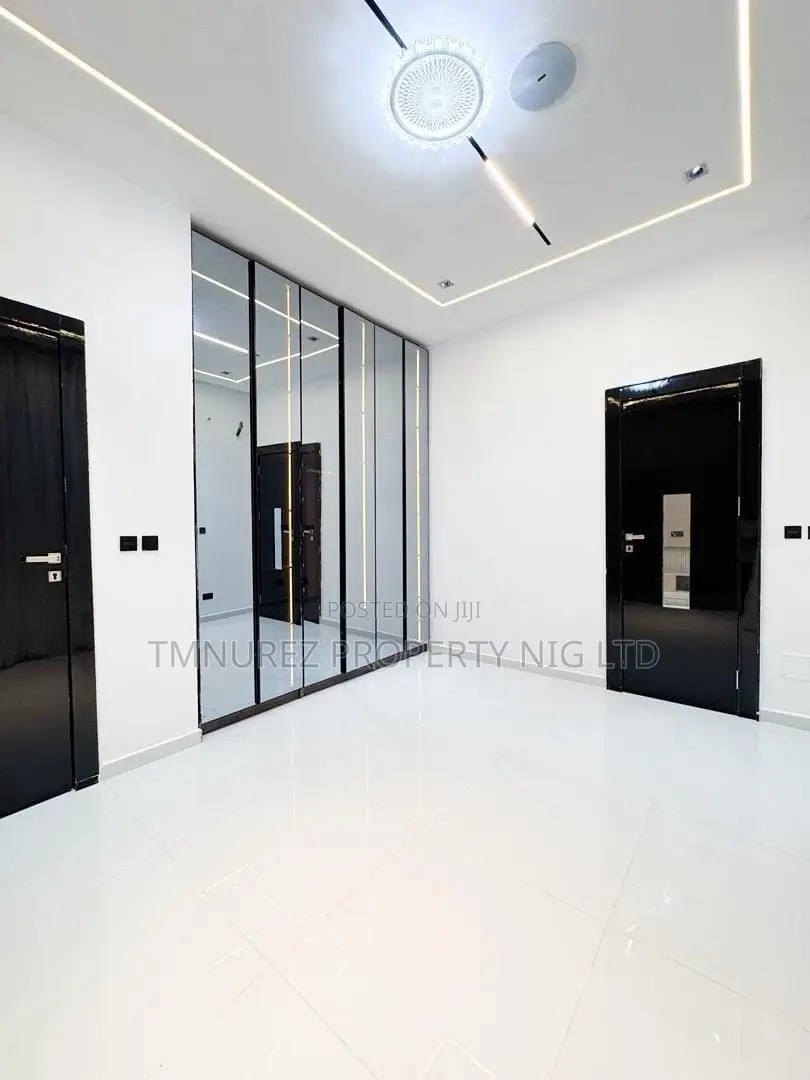 5bdrm Duplex in Chevron for sale
