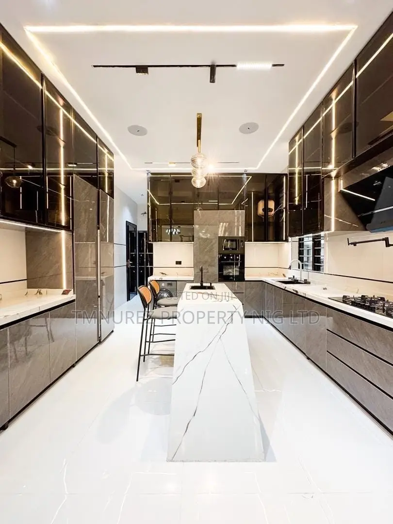 5bdrm Duplex in Chevron for sale
