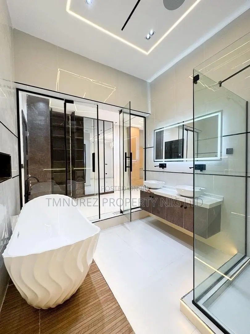 5bdrm Duplex in Chevron for sale