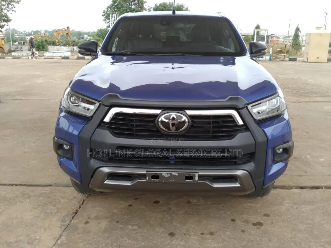 Toyota Hilux 2024 Blue