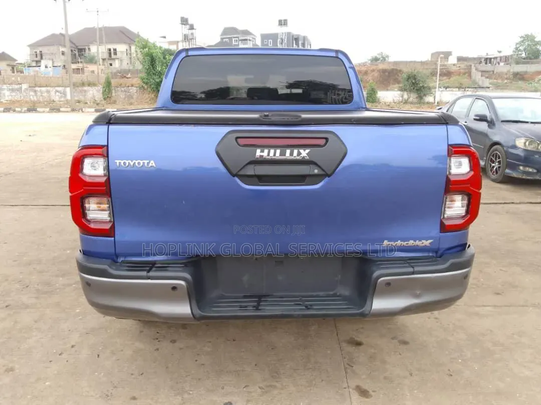 Toyota Hilux 2024 Blue