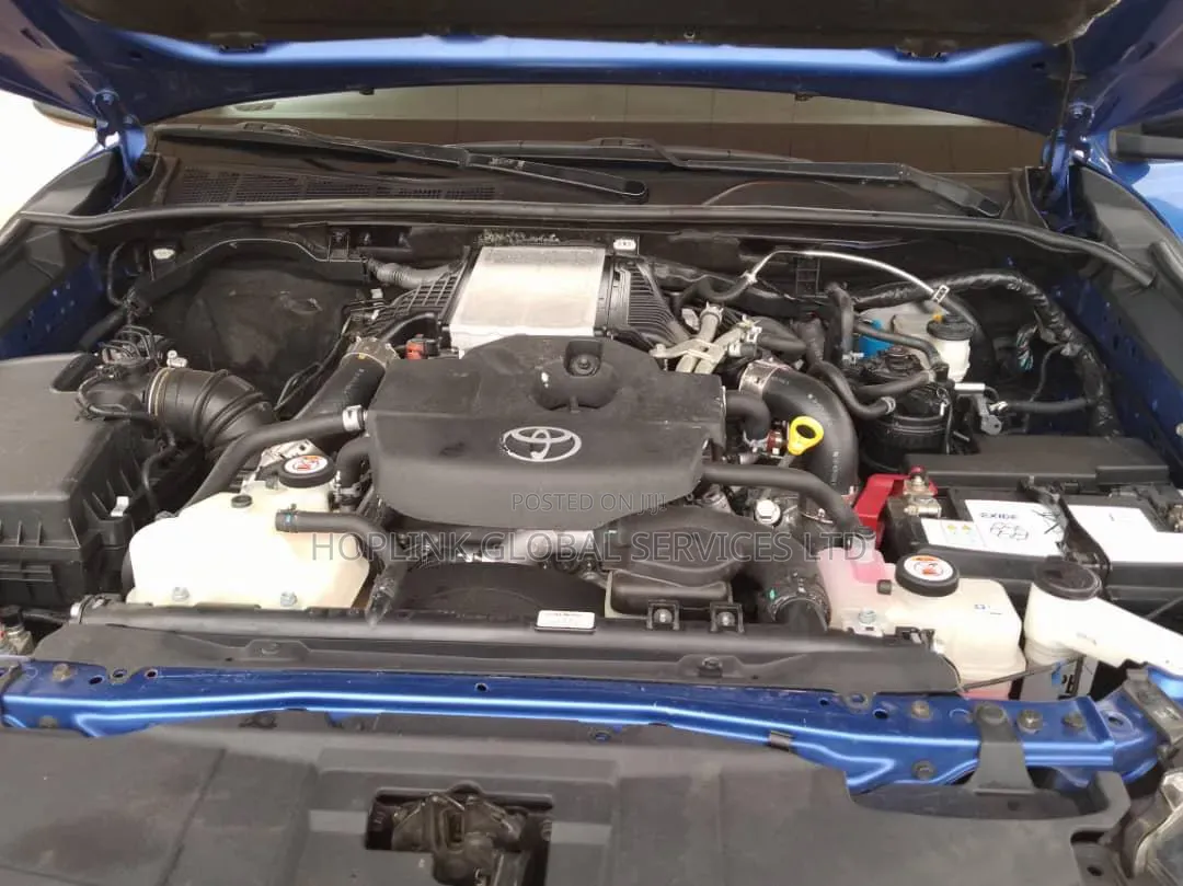 Toyota Hilux 2024 Blue