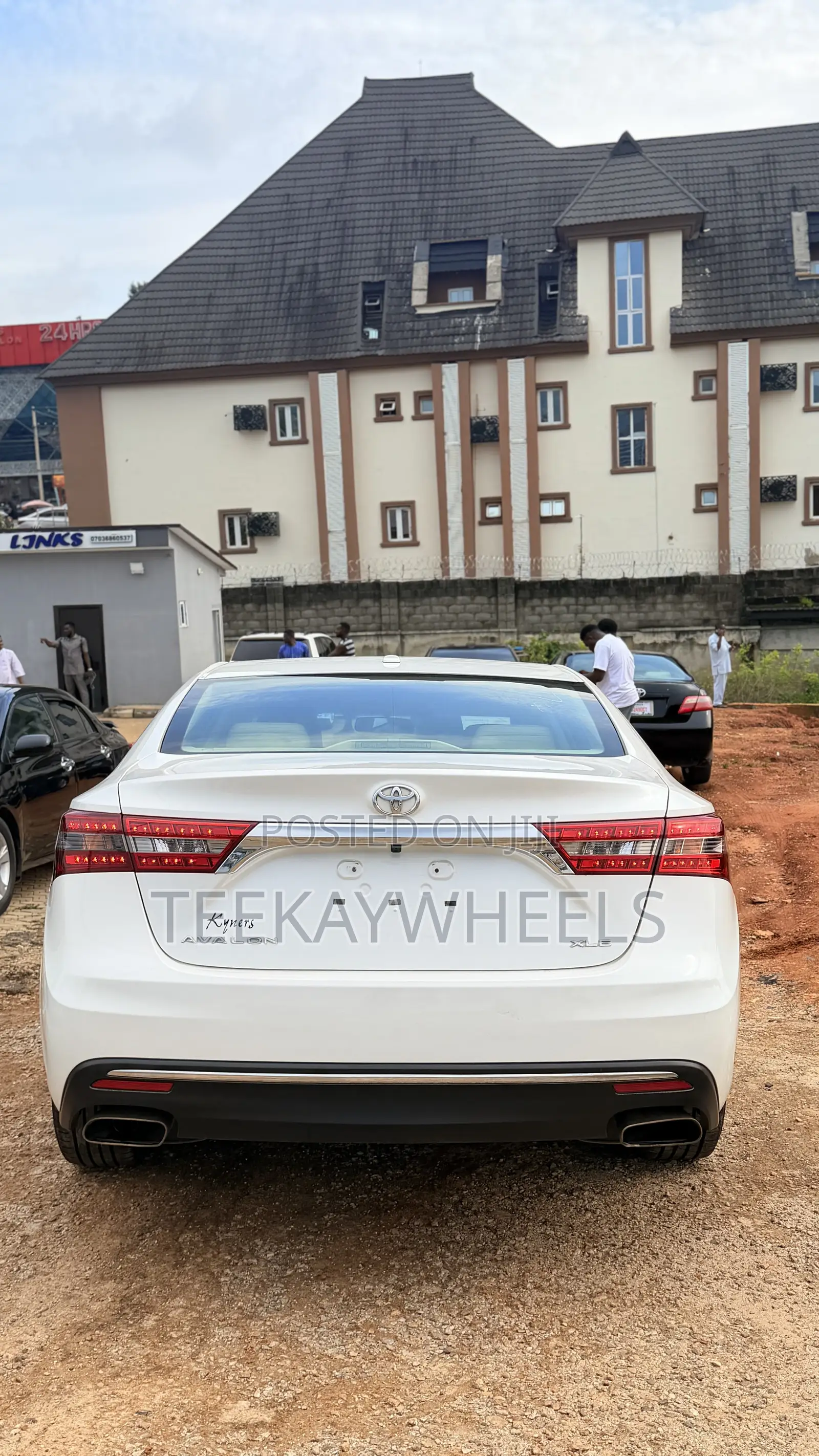 Toyota Avalon Limited FWD Sedan (3.6L 6cyl 6A) 2016 White