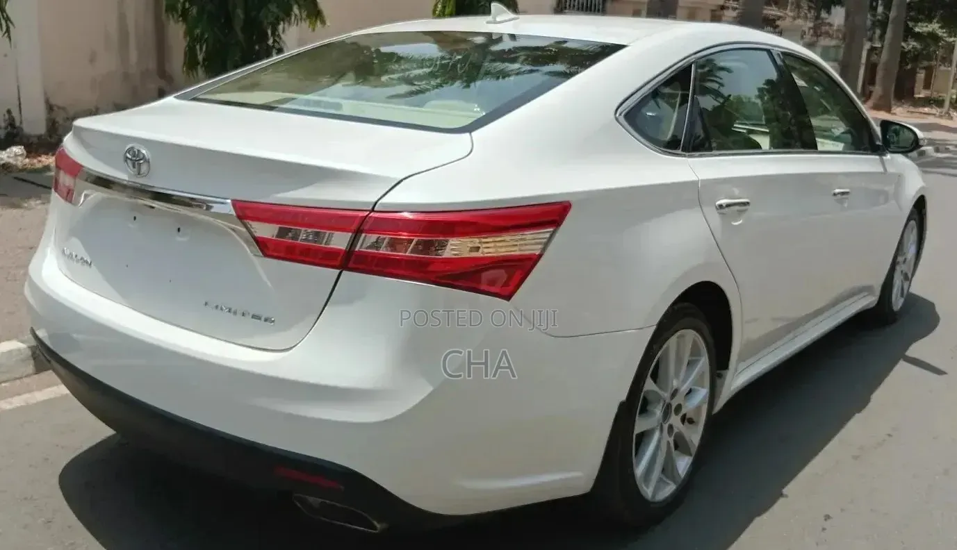 Toyota Avalon Limited 4dr Sedan (3.5L 6cyl 6A) 2015 White