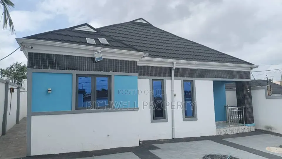 3bdrm Bungalow in Adegboyega Close,, Akala Express for sale