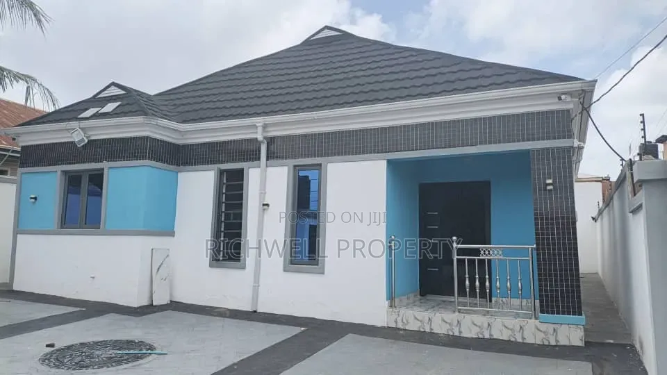 3bdrm Bungalow in Adegboyega Close,, Akala Express for sale