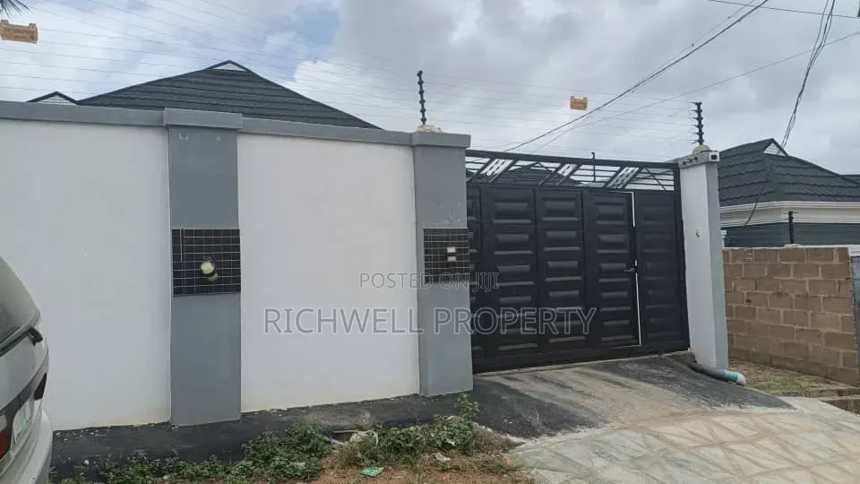 3bdrm Bungalow in Adegboyega Close,, Akala Express for sale
