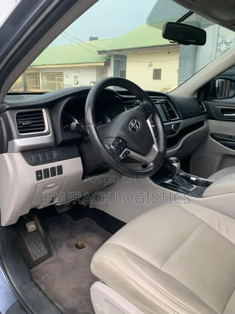 Toyota Highlander XLE 4x4 V6 (3.5L 6cyl 8A) 2017 Blue