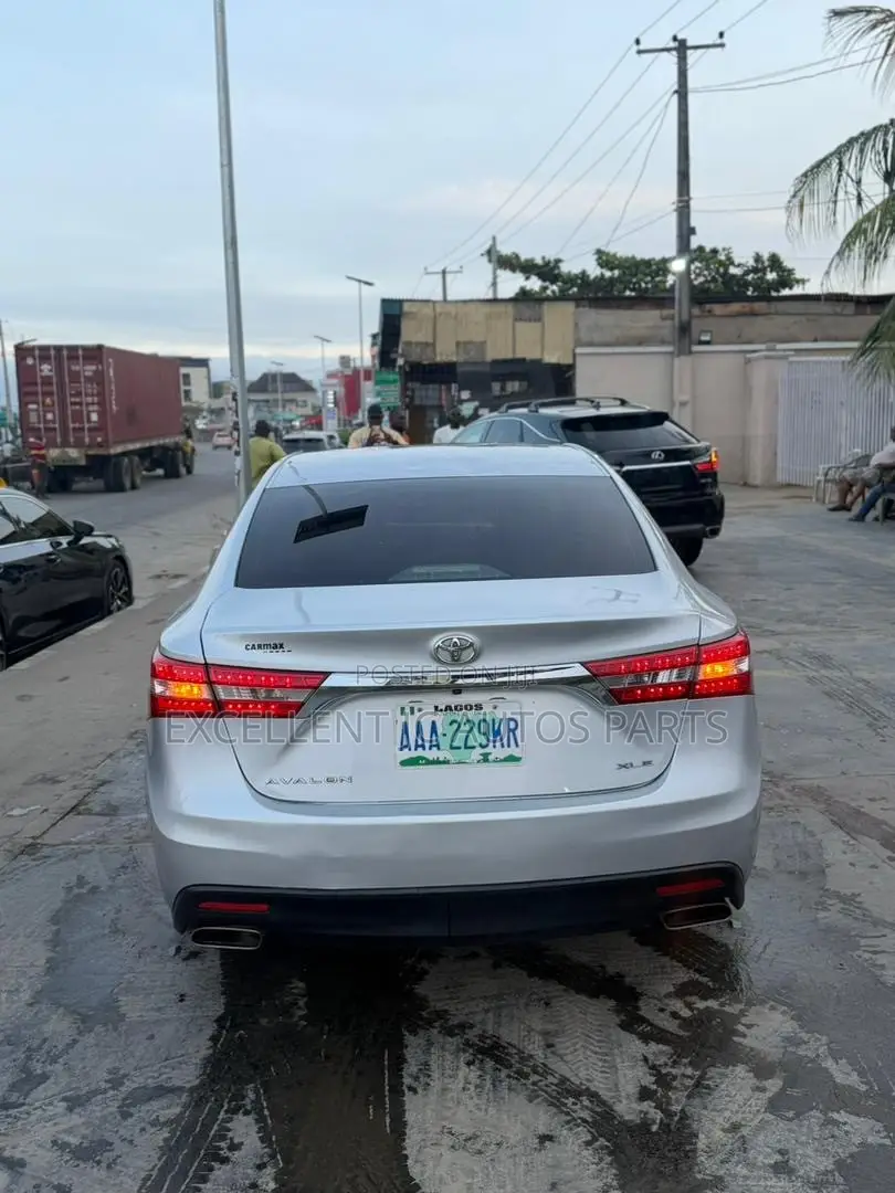 Toyota Avalon XLE 4dr Sedan (3.5L 6cyl 6A) 2014 Silver
