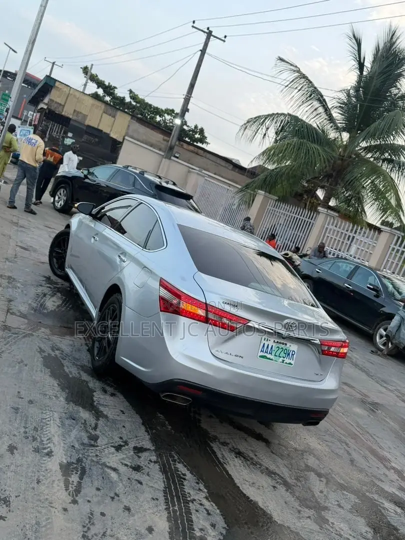 Toyota Avalon XLE 4dr Sedan (3.5L 6cyl 6A) 2014 Silver