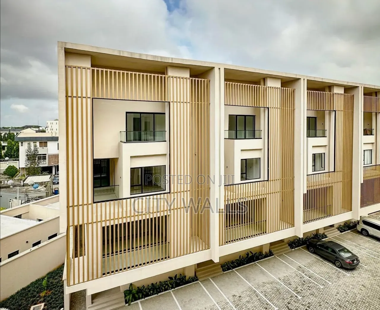 5bdrm Duplex in Banana Island for sale